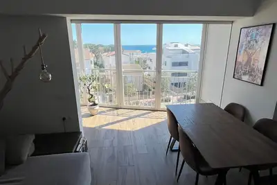 Image de Seaside Serenity: 1-Bed Retreat with Minimalist Design & Sofa Bed