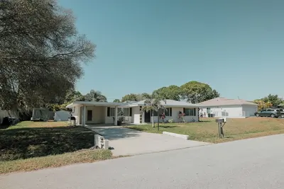 Tropical home by seaside, 5 minutes from beaches.