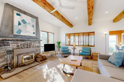 Image de Lakeside Bliss: Charming Retreat with Spectacular Views & Waterfront Location