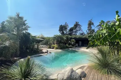 Image de Domaine entre mer et ville, piscine lagon et jardin tropical