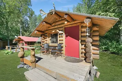 Image de Hobbit Hole Cabin - a sweet little Alaskan Cabin in Hope, Alaska
