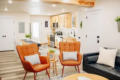 Image de Creekside Cabins- Birch, stylish stay w views