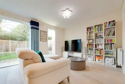 Pass the Keys | 53 Austin Drive · Modern Townhouse near Addenbrookes | Own Parking