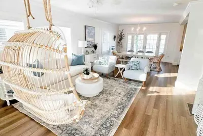 Image de 10 min walk to Walnut Beach! 12 min walk to the historical Bridge Street!