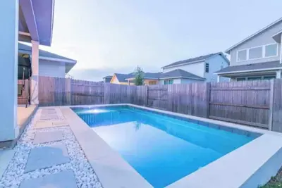 Image de 4br/3. 5bh Private Pool: 5m Airport, F1 & 2-Story