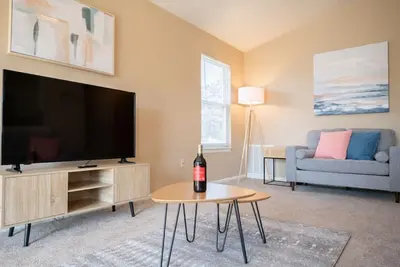 Image de Grauhaus - Tasteful 3bd w/ King bed in Pekin