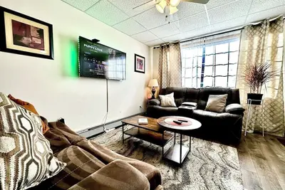 Image de 1b/1b Cottage at the College w/ Free Parking, Stores Galore, & W/D!