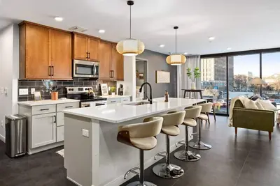 Image de Modern 2 Bed in the Heart of Downtown Bloomington