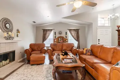 Image de Look! Centrally located, large clean house, big yard, friendly dogs welcome