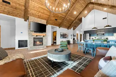 Image de Luxury Lakeview, Hot Tub, Pickleball, Zero Stairs!