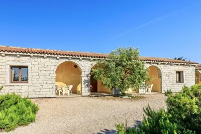 Image de Stazzi di Gallura La Pietraia is a small village located in the green heart of Badesi, a town in northern Sardinia overlooking the Gulf of Asinara and surrounded by the hills of Gallura. Immersed in the Sic Foci del Coghinas Natural Park <b>1. 5 km from t