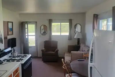 Image de #18 Thomas' Parkside Cottages. Sandy Beach, Lake Huron views. Downtown location.