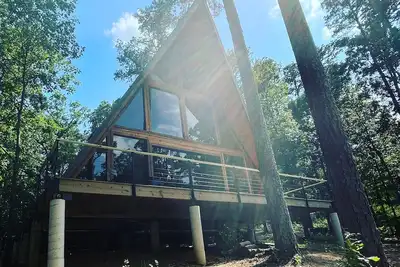 Image de Modern lakefront cabin nestled in the piney woods of East Texas. Pet Friendly!