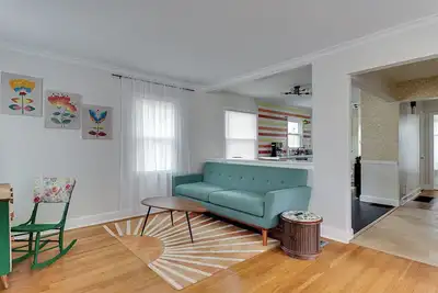 Image de Great Locatoin- Mins to Rupp-Kroger Field-Downtown Lexington- Modern Retro 70's