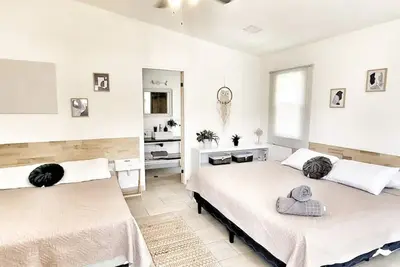 Image de Sharonus family and friends unit with pool.