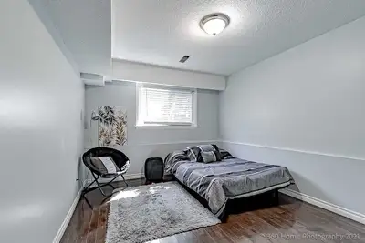 Image de walking distance to bus routes, close to U of T, Centennial college  and parks.