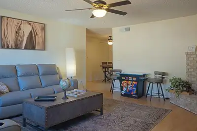 Image de Spacious 2bed-2bath Glendale retreat private pool 1 car garage central location.