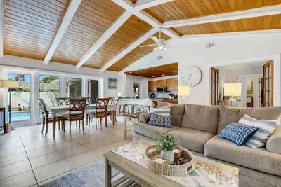 Image de 🌴Sandy Retreat | Spacious Pool Home • Near Beach • Central Location ➠ 1612 Lakeview