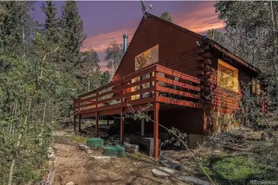 Image de Mountain Cabin surrounded by woods and views.