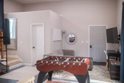 Image de Sparkling Clean Walkable King Bed Couples Retreat!