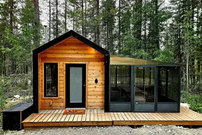 Image de Nordic Cabin with Cozy Loft and Fireplace. Walk to Skybridge.