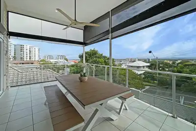 Image de 4 Bedroom, 2 Bathroom family fiendly home with a pool