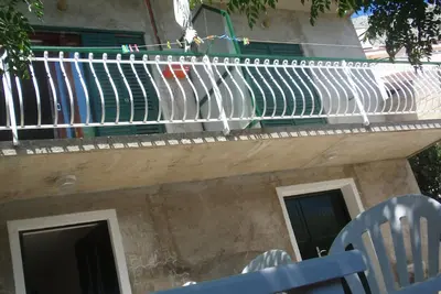 Image de Appartement de trois chambres avec le balcon et la vue sur le mer Mimice, Omis (A-23074-a)