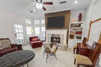 Image de 3br Cultural Home: Pet-Friendly, Central Location, Fenced Yard, Modern Amenities, Cozy Den