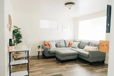Image de Bright 2br Great Location Near Usu and Downtown