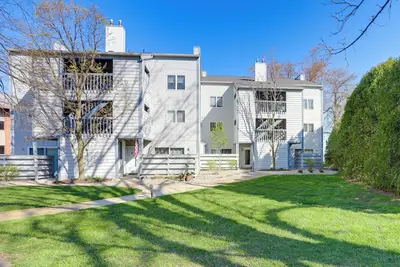 Image de Huron Condo on Lake Erie w/ Balcony & Seating!