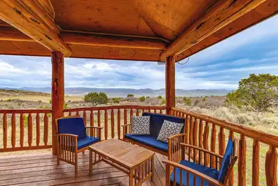 Image de Spacious Rifle Cabin w/ Deck + Mountain Views!