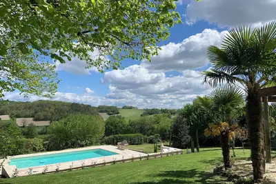 Image de Le Tilleul, an intimate mezzanine cottage on the side of a hill. Superb views