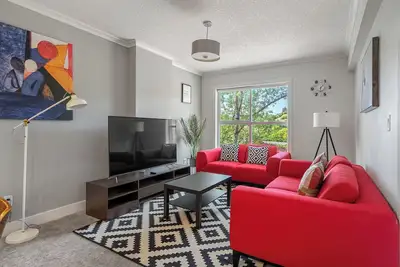 Image de Vibrant Stylish & Cozy Waterfront Downtown Apartment 1 Br + Bath