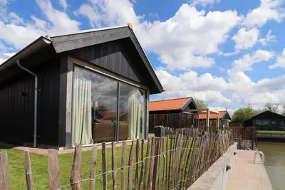 Image de Petite maison à Anjum au bord du lac