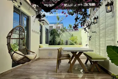 Image de The Bungalows by Hous offer a lush tropical paradise perfect for a relaxing getaway.