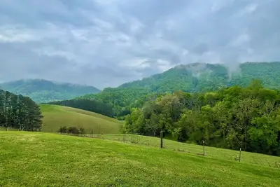Image de Green Acres \"is the place to be\" in the mountains! Pet friendly, mountain view!