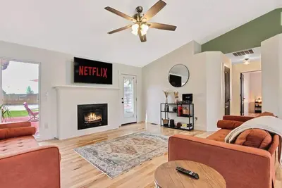 Image de Renovated 3br Home with Spacious Backyard Oasis