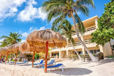 Beachfront penthouse condo, onsite restaurant, Ac and swimming pool!