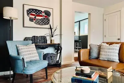 Image de Off Street Parking • Mins from Dt/Stadiums