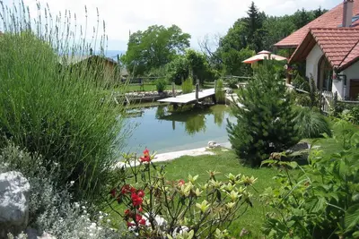 Image de Évasion champêtre dans une chambre d’hôtes avec piscine naturelle.
