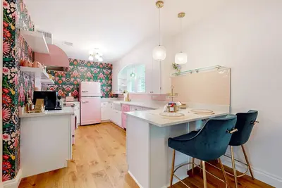 Image de Picturesque, renovated 1920s cottage blocks from historic district & Blue Hole