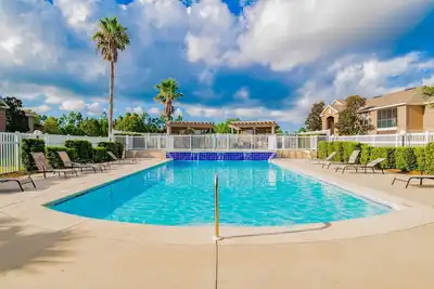 Image de Spacious condo with outdoor pool\/ kiddie pool, screened porch, & easy parking