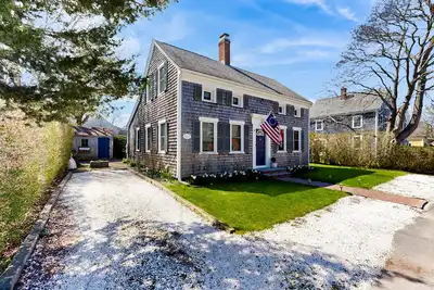 Image de Historical home walkable to the beach with kayak, firepit, & fireplace