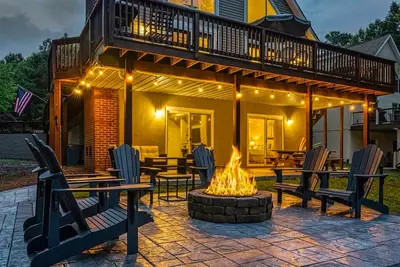 Image de Lakefront home with brand-new hot tub, dock, kayaks, Sup, game room & firepit