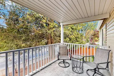 Image de Sunlit getaway with a deck, washer/dryer, & full kitchen