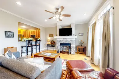 Image de Lakefront home with amazing mountain views, balcony, & Ac - snowbird-friendly