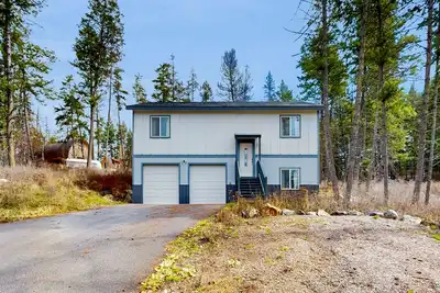Image de Dog-friendly home with deck & firepit, walk to 500+ acres of off-leash trails