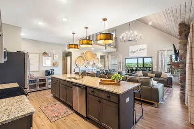 Image de Lakefront Luxury Cabin – Pool, Hot Tub & Fireplace