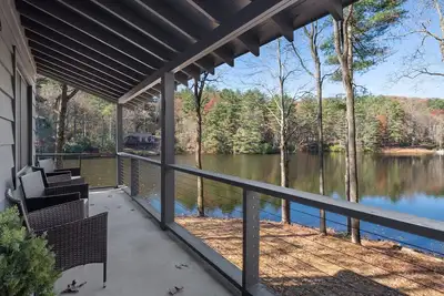 Modern Lakefront Cabin