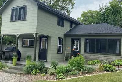 Image de Charming Downtown Riverfront Grand Bend Cottage